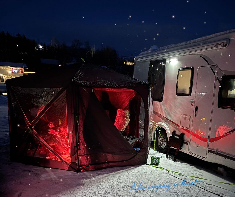 Vinteren er kanskje ikke den årstiden folk flest forbinder med camping, men for de som våger seg ut i kulden, venter en helt unik opplevelse. 